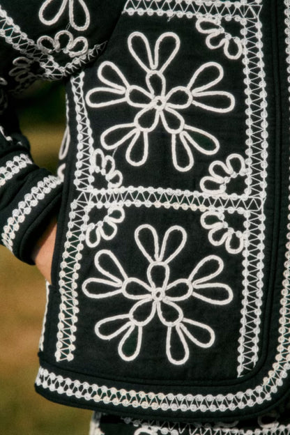 Conjunto Elegante con Bordados de Otoño